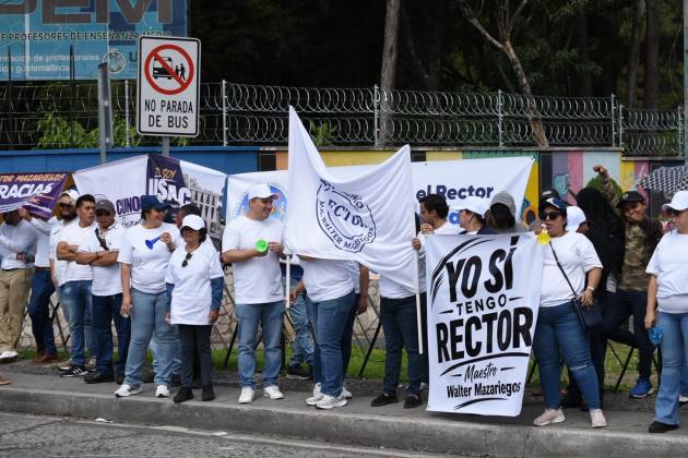 Con un n&uacute;mero menor de participantes que en d&iacute;as anteriores, se desarrolla un plant&oacute;n a favor de Walter Mazariegos en la avenida Petapa. Foto: La Hora/Jos&eacute; Orozco.