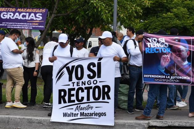 Con un n&uacute;mero menor de participantes que en d&iacute;as anteriores, se desarrolla un plant&oacute;n a favor de Walter Mazariegos en la avenida Petapa. Foto: La Hora/Jos&eacute; Orozco.
