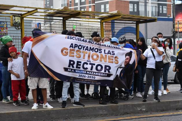 Con un n&uacute;mero menor de participantes que en d&iacute;as anteriores, se desarrolla un plant&oacute;n a favor de Walter Mazariegos en la avenida Petapa. Foto: La Hora/Jos&eacute; Orozco.