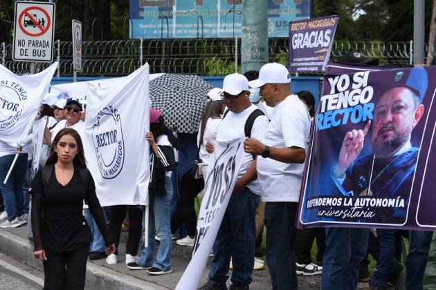 Con un n&uacute;mero menor de participantes que en d&iacute;as anteriores, se desarrolla un plant&oacute;n a favor de Walter Mazariegos en la avenida Petapa. Foto: La Hora/Jos&eacute; Orozco.