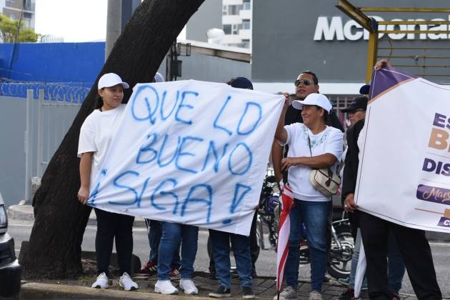Con un n&uacute;mero menor de participantes que en d&iacute;as anteriores, se desarrolla un plant&oacute;n a favor de Walter Mazariegos en la avenida Petapa. Foto: La Hora/Jos&eacute; Orozco.