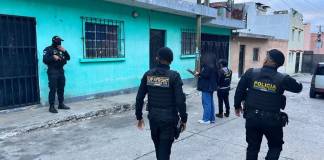 Los allanamientos se efectúan en cuatro municipios del departamento de Guatemala. Foto La Hora: PNC