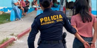 Rescatan a bebé que habría sido abandonado por su madre a la orilla de un río en Baja Verapaz PNC detiene a mujer que habría abandonado a su hija.