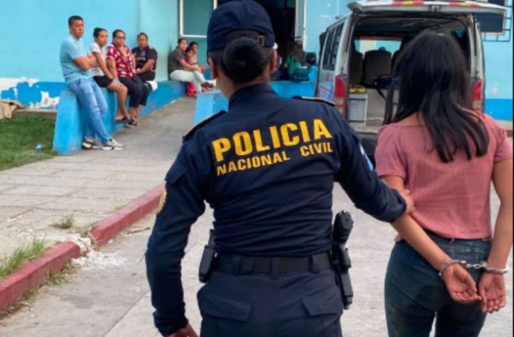 Rescatan a bebé que habría sido abandonado por su madre a la orilla de un río en Baja Verapaz PNC detiene a mujer que habría abandonado a su hija.