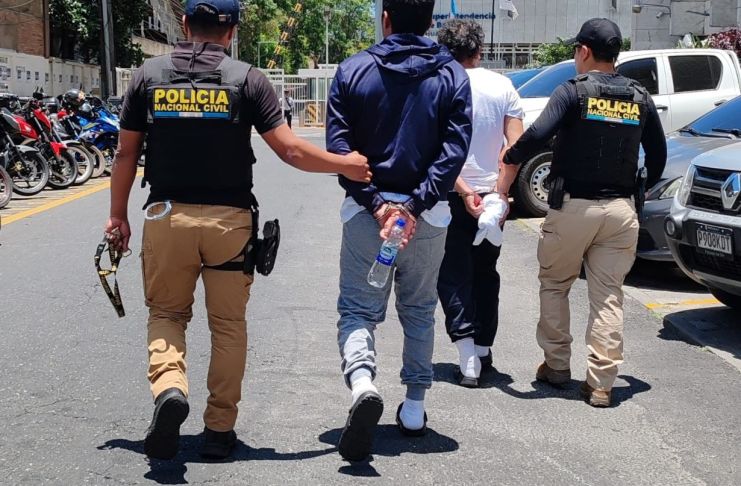 Capturan en Migración a dos retornados procedentes de EE. UU. señalados de extorsión Migrantes retornados detenidos.