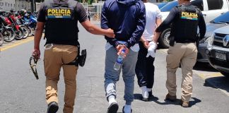 Capturan en Migración a dos retornados procedentes de EE. UU. señalados de extorsión Migrantes retornados detenidos.