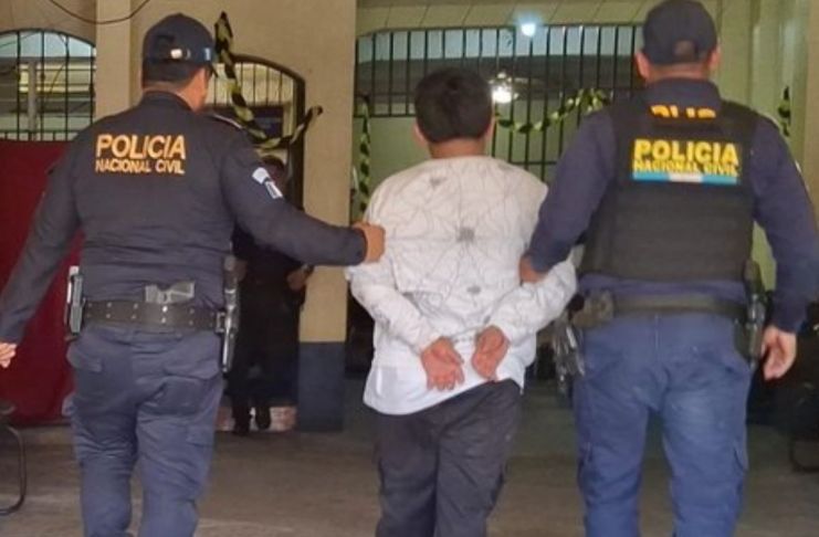 Caen «El Pollo» y un menor de la Mara Salvatrucha tras asaltar a adolescente en la vía pública La PNC informó que la captura de los dos presuntos integrantes de la MS ocurrió en el parque La Independencia, zona 4 de Retalhuleu.