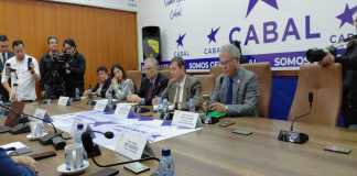 El viceministro de Comunicaciones, Raúl Solares, responde por el expediente del reglamento de la Ley de Portabilidad Numérica. Foto: La Hora