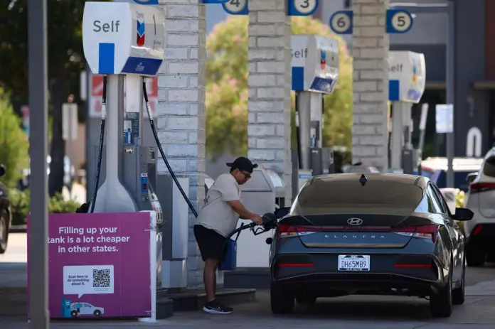 El petróleo de Texas sube un 6,1 %, hasta 92 dólares, tras nueva escalada en Oriente Medio El precio de la gasolina en Estados Unidos se ubica en USD 4 por galón influenciado por el conflicto en Oriente Medio. Foto La Hora: EFE