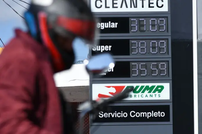 precios7 El precio de los combustibles registró este martes un incremento de hasta Q1 por galón. Esto, ubica el precio en Q38 el galón de la gasolina superior. Foto La Hora: José Orozco.