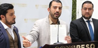 A meses de iniciar campaña electoral, diputados promueven duplicar pago a adultos mayores Los tres diputados que eran de Vamos promueven reformas a la Ley del Programa del Adulto Mayor. Foto: Congreso de la República
