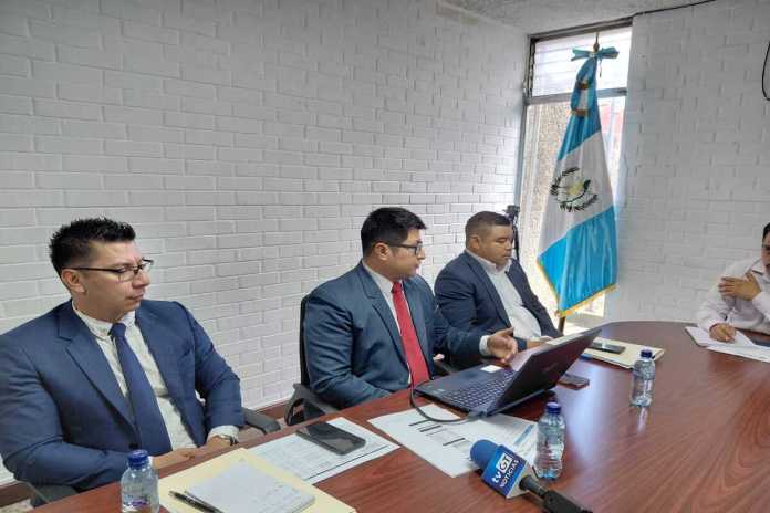 El director del Programa del Adulto Mayor, Rubén Méndez (centro) reconoce un atraso en la revisión de expedientes para el apoyo social. Foto: La Hora