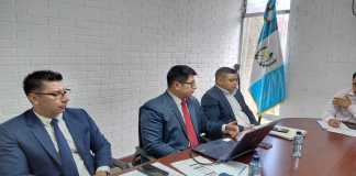El director del Programa del Adulto Mayor, Rubén Méndez (centro) reconoce un atraso en la revisión de expedientes para el apoyo social. Foto: La Hora
