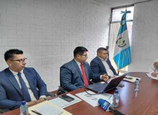El director del Programa del Adulto Mayor, Rubén Méndez (centro) reconoce un atraso en la revisión de expedientes para el apoyo social. Foto: La Hora