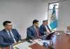 El director del Programa del Adulto Mayor, Rubén Méndez (centro) reconoce un atraso en la revisión de expedientes para el apoyo social. Foto: La Hora