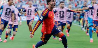 Ferrán Torres de España celebra un gol este domingo, que prometió raparse en caso de ganar. EFE/ Lavandeira Jr