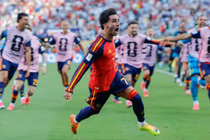 Ferran Torres marca el gol de Iniesta y deja a Messi sin título Ferrán Torres de España celebra un gol este domingo, que prometió raparse en caso de ganar. EFE/ Lavandeira Jr