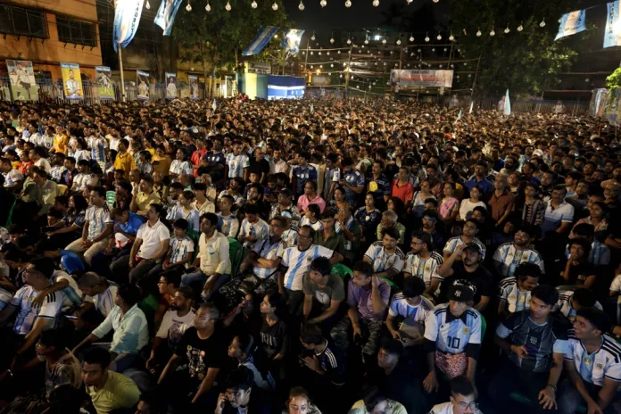Fans watch the World Cup final from around the world. El Mundial 2026 se caracterizó por varios récords. Foto La Hora: EFE