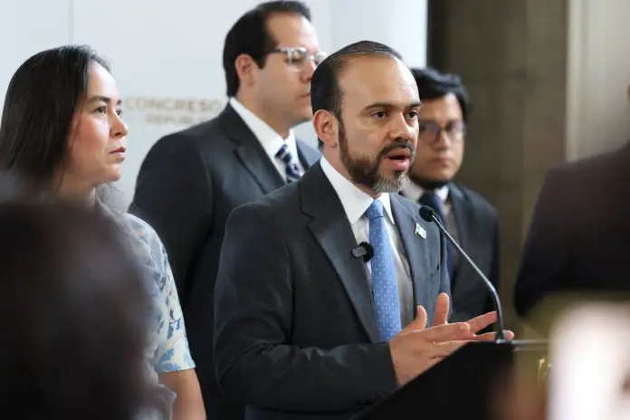 reformasleyarbitraje Diputados del bloque Valor en presentación de la iniciativa de ley para reformar la Ley de Arbitraje. Foto: Congreso de la República