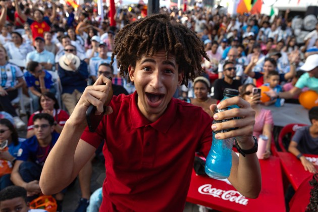 Aficionados de Espa&ntilde;a celebran el triunfo de su selecci&oacute;n al terminar la trasmisi&oacute;n del partido de la final del Mundial de la FIFA 2026 ante Argentina este domingo, desde Santo Domingo (Rep&uacute;blica Dominicana)