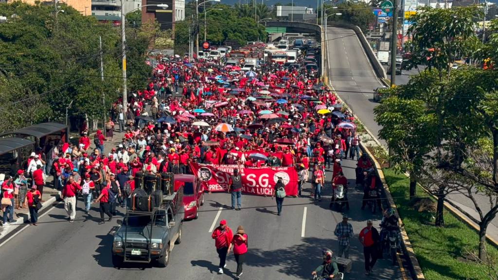 Los salubristas han impedido el paso vehicular en la calzada Roosevelt con el inicio de su caminata hacia el Ministerio de Salud. Foto La Hora: Daniel Ramírez.