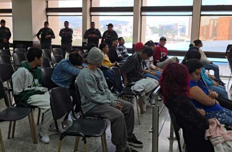 Juzgado inicia audiencia donde MP busca que se envíe a juicio a más de 30 supuestos pandilleros capturados en El Gallito El Juzgado Octavo Penal inició la audiencia para discutir si más de 30 supuestos integrantes de la Mara Salvatrucha deben enfrentar juicio. Foto: La Hora