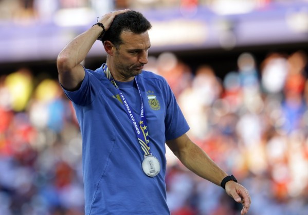 El seleccionador de Argentina, Lionel Scaloni, reacciona tras perder la final del Mundial de F&uacute;tbol 2026 ante Espa&ntilde;a.