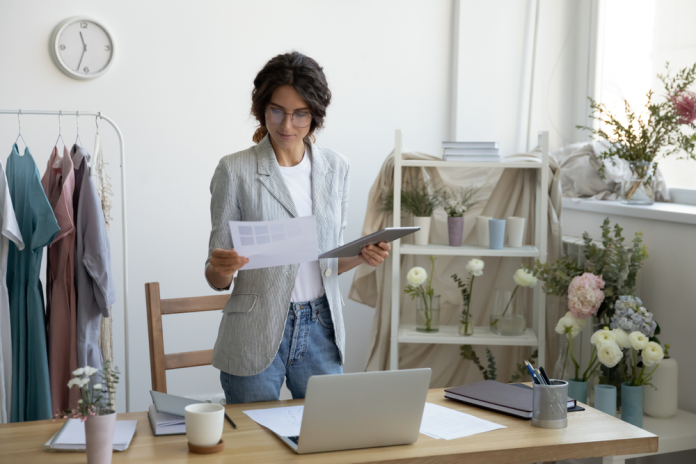 Choosing,Only,The,Best.,Young,Woman,Tailor,Designer,Comparing,Samples Los emprendedores guatemaltecos están entre los más visionarios del mundo. Foto La Hora: Shutterstock