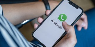 ¿Es WhatsApp el canal de comunicación dentro de su empresa, incluso para enviar archivos? Foto: Worawee Meepian / Shutterstock.