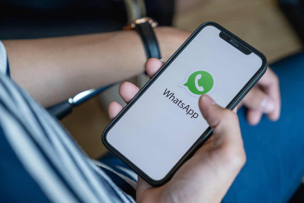 WhatsApp ¿Es WhatsApp el canal de comunicación dentro de su empresa, incluso para enviar archivos? Foto: Worawee Meepian / Shutterstock.