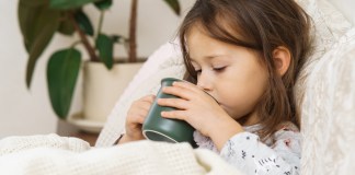 ¿Agua gaseosa caliente para los niños con diarrea? La realidad detrás de este mito ¿Qué deben tomar los niños cuando tienen diarrea? Foto: JeannieR / Shutterstock.