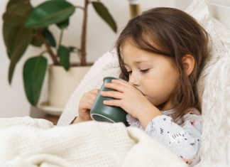 ¿Agua gaseosa caliente para los niños con diarrea? La realidad detrás de este mito ¿Qué deben tomar los niños cuando tienen diarrea? Foto: JeannieR / Shutterstock.