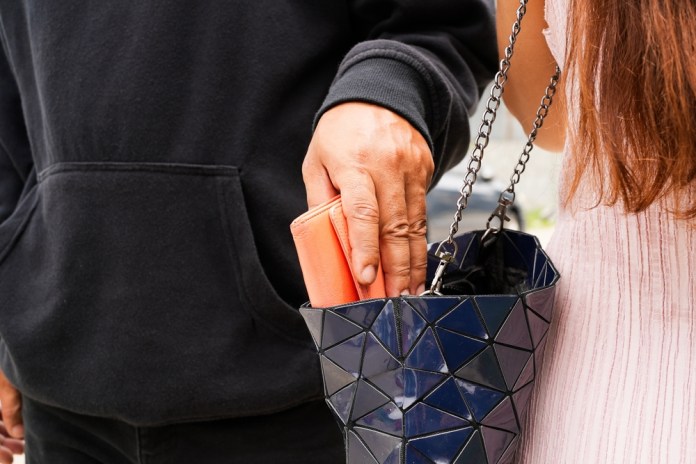 carterista, robo Cuidado con los carteristas. Foto: 1st footage / Shutterstock.