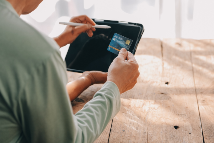 Shocked,Aged,Couple,Become,Victims,Of,Online,Fraud,Using,Credit Personas suelen arruinar sus vidas por el mal uso de las tarjetas de crédito. Foto La Hora: Shutterstock