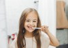 Las enfermedades dentales en las personas con síndrome de Down están vinculadas a la poca salivación, según el estudio. Foto: Inna photographer / Shutterstock.