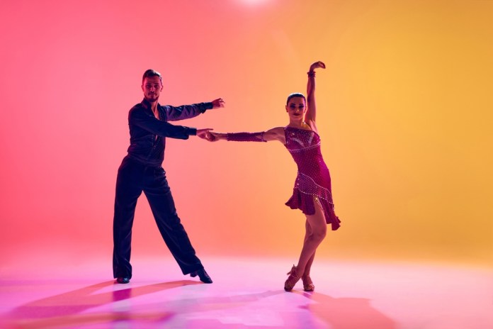 El estudio arroja nueva evidencia sobre la influencia del baile, en este caso la salsa, en la disminución de la depresión. Foto: Master1305 / Shutterstock.