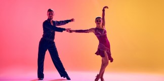 El estudio arroja nueva evidencia sobre la influencia del baile, en este caso la salsa, en la disminución de la depresión. Foto: Master1305 / Shutterstock.
