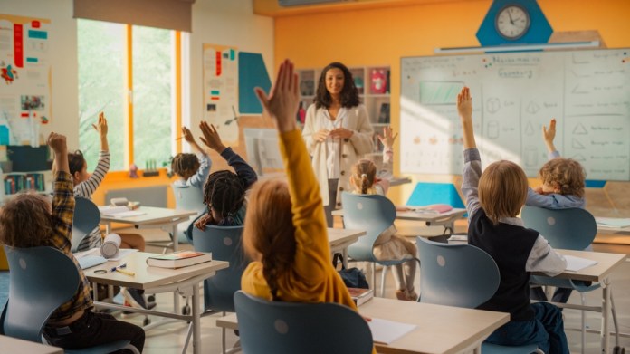 niños, escuela, aprendizaje Hay etapas en las que los niños preguntan menos. Foto: Gorodenkoff / Shutterstock.
