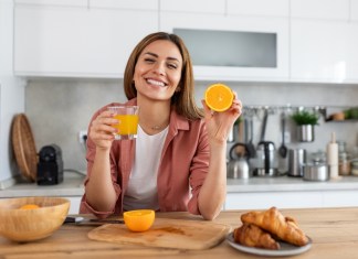 Vitamina C, alimentos donde se encuentra, funciones y su relación con el colágeno La vitamina C está disponible en varios vegetales y frutas. Foto: Photoroyalty / Shutterstock.