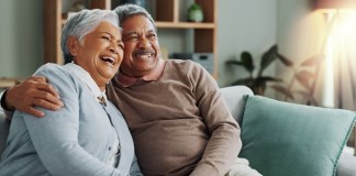 Mejores hábitos ayudan a reducir la probabilidad de demencia en adultos mayores, según la investigación. Foto: PeopleImages / Shutterstock.