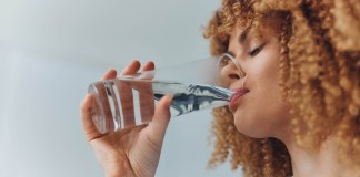 Cómo hacer suero oral en casa, una solución de fácil y rápida preparación Cómo preparar el suero oral casero. Foto: ShotPrime Studio / Shutterstock.