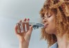 Cómo hacer suero oral en casa, una solución de fácil y rápida preparación Cómo preparar el suero oral casero. Foto: ShotPrime Studio / Shutterstock.