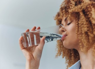 Cómo hacer suero oral en casa, una solución de fácil y rápida preparación Cómo preparar el suero oral casero. Foto: ShotPrime Studio / Shutterstock.