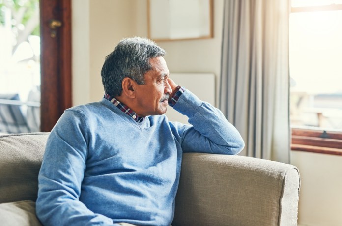 adulto mayor, demencia Las poblaciones latinas estaría teniendo un aumento de porcentajes de demencia. Foto: PeopleImages / Shutterstock.