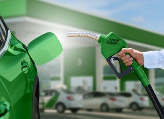 Mezcla de gasolina regular y etanol llegará a las bombas el 22 de agosto. Foto La Hora: Shutterstock