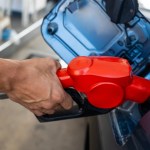 Hay prácticas que te pueden estar costando combustible. Foto: Dontree M / Shutterstock.