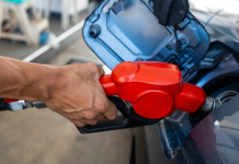 Cómo ahorrar gasolina: las prácticas que puedes cambiar para gastar menos combustible Hay prácticas que te pueden estar costando combustible. Foto: Dontree M / Shutterstock.