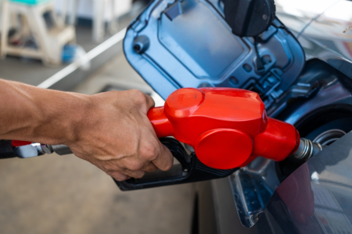 combustible, gasolina Hay prácticas que te pueden estar costando combustible. Foto: Dontree M / Shutterstock.