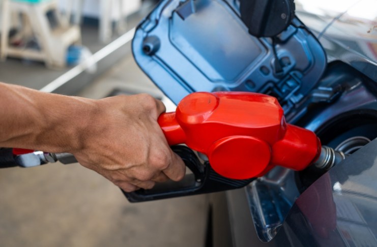 Cómo ahorrar gasolina: las prácticas que puedes cambiar para gastar menos combustible Hay prácticas que te pueden estar costando combustible. Foto: Dontree M / Shutterstock.