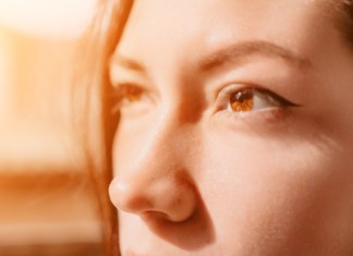¿Qué pasa en los ojos cuando cuesta ver durante el calor? Foto: panophotograph / Shutterstock.